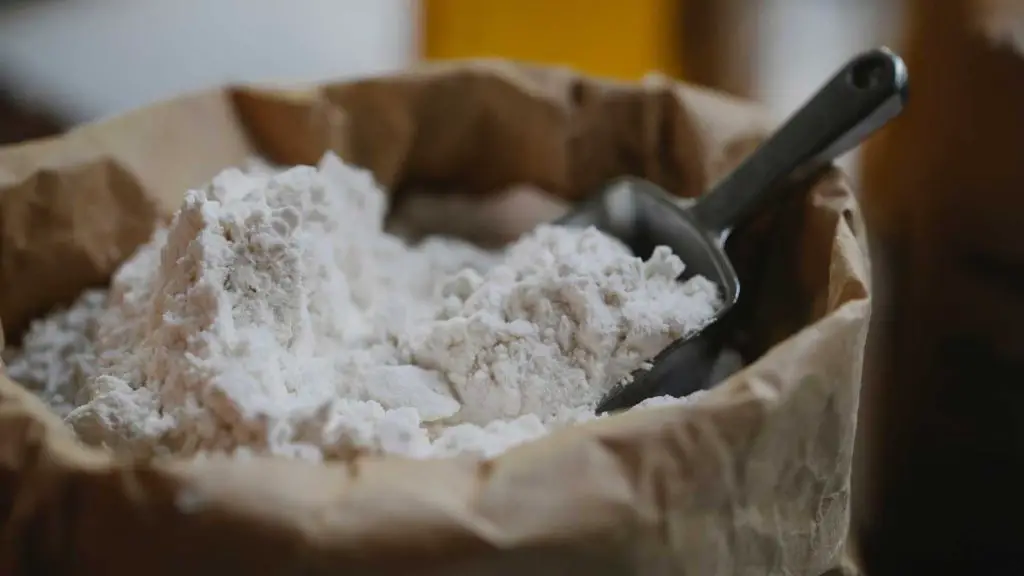 What types of flour can be used for pizza dough